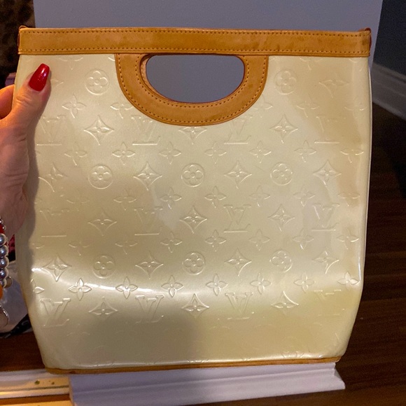 Louis Vuitton cream/ivory patent leather (vernis) bag, size small/medium - Picture 1 of 4